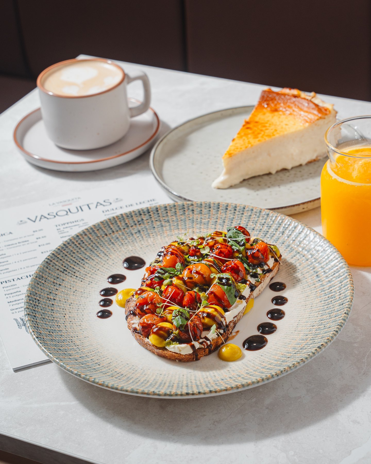 Mesa de brunch de fin de semana en La Vasquita Panamá con café y tarta vasca