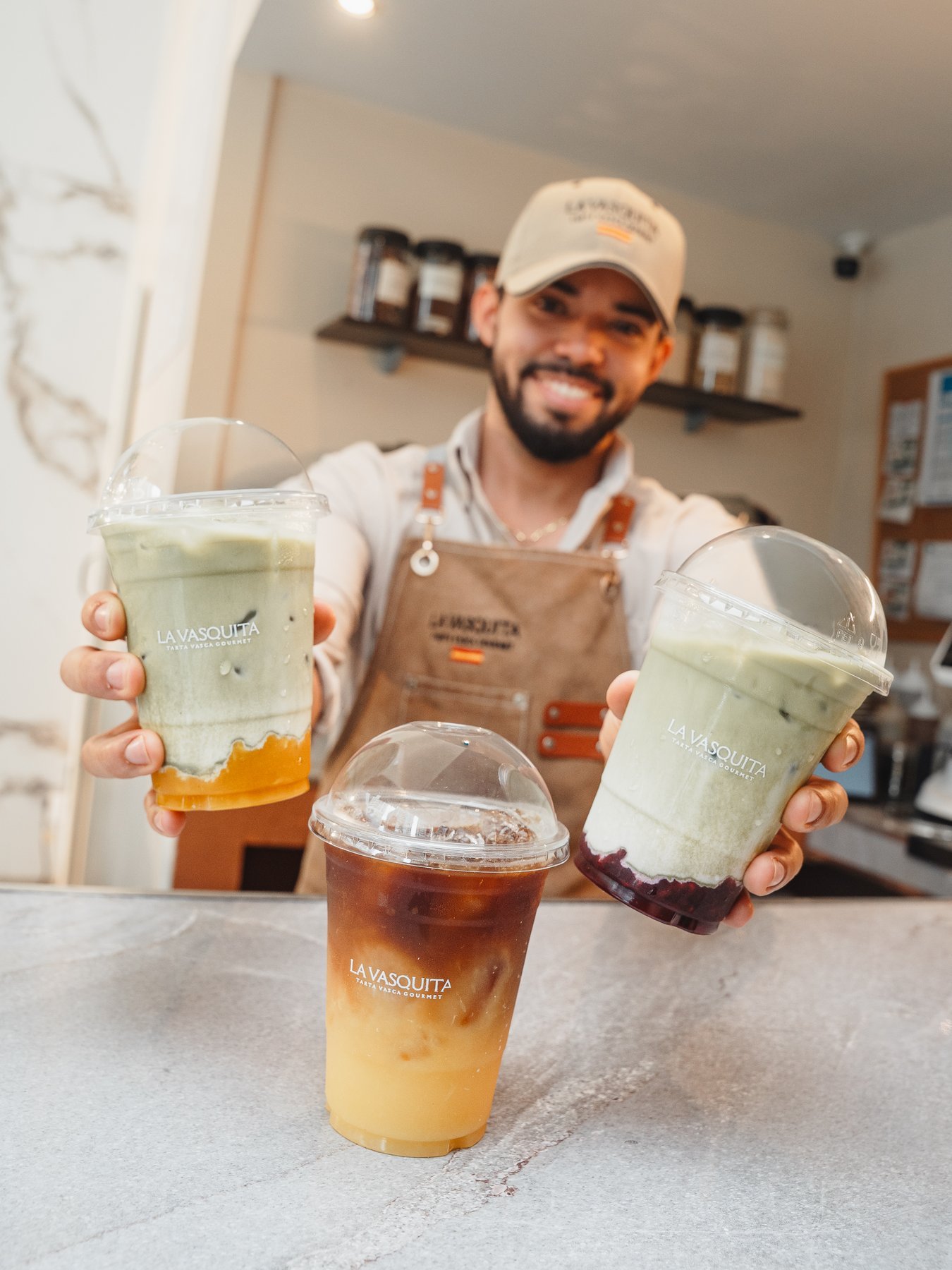 Barista de La Vasquita con bebidas de especialidad