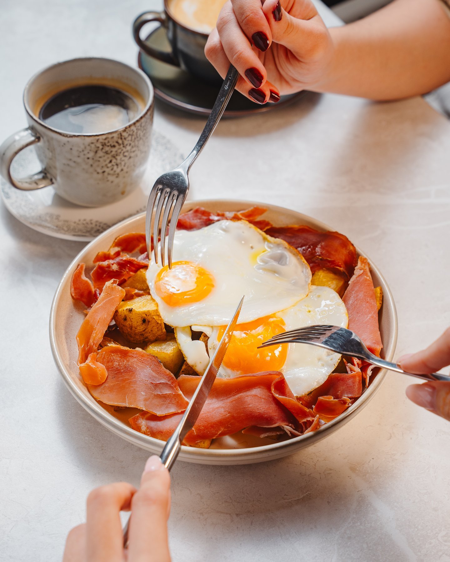 Huevos rotos con jamón para compartir en La Vasquita