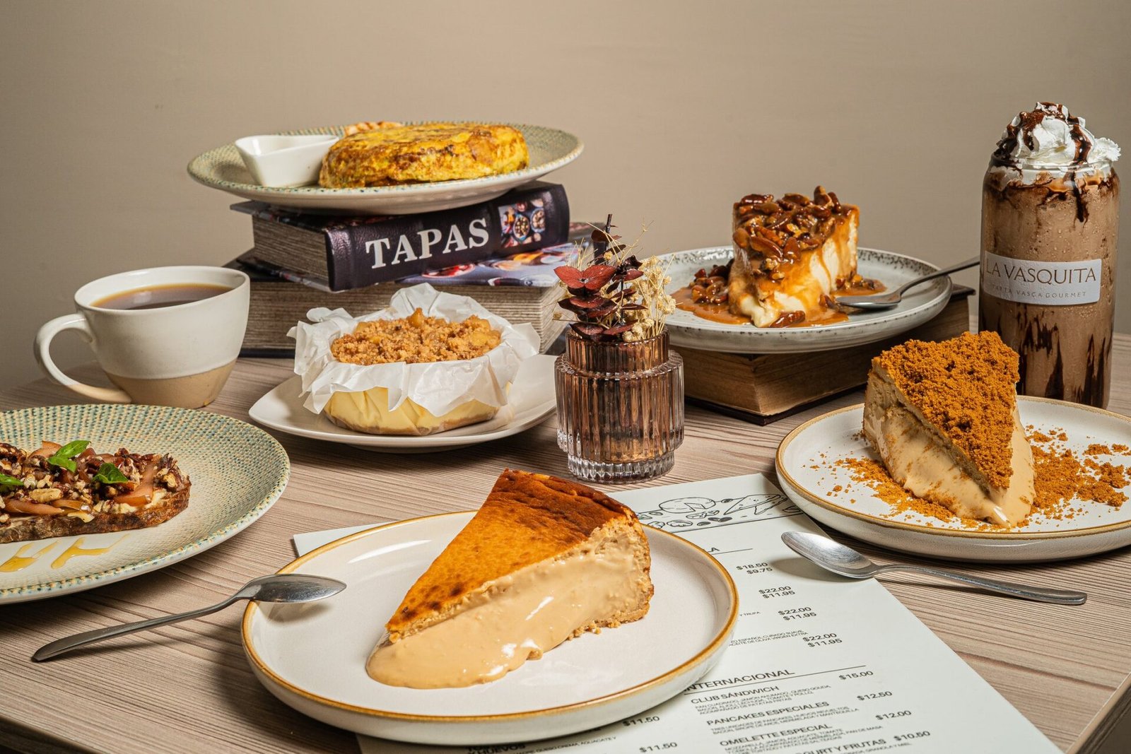 Variedad de sabores de tarta vasca de La Vasquita sobre la mesa