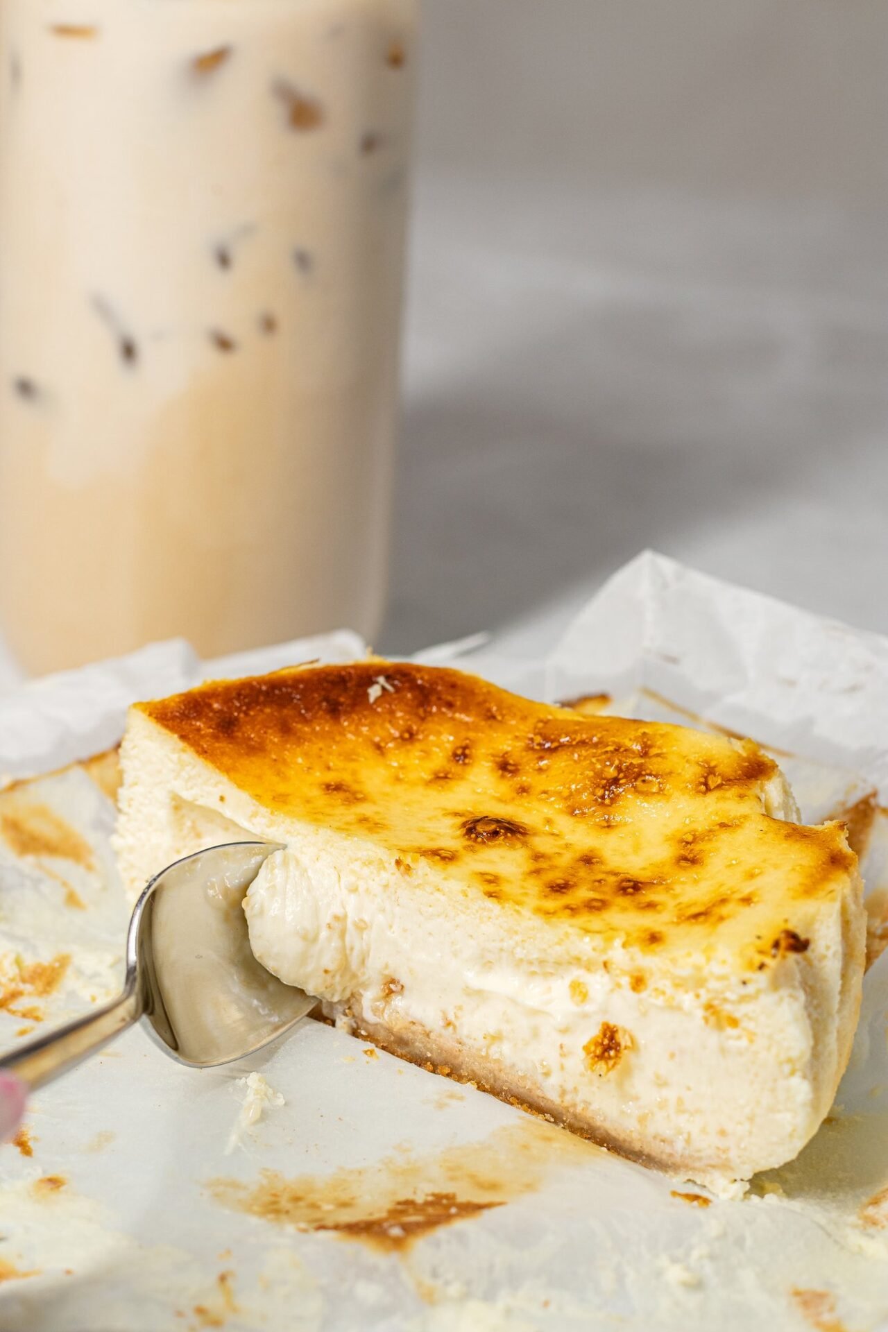 Tarta vasca clásica con café en La Vasquita