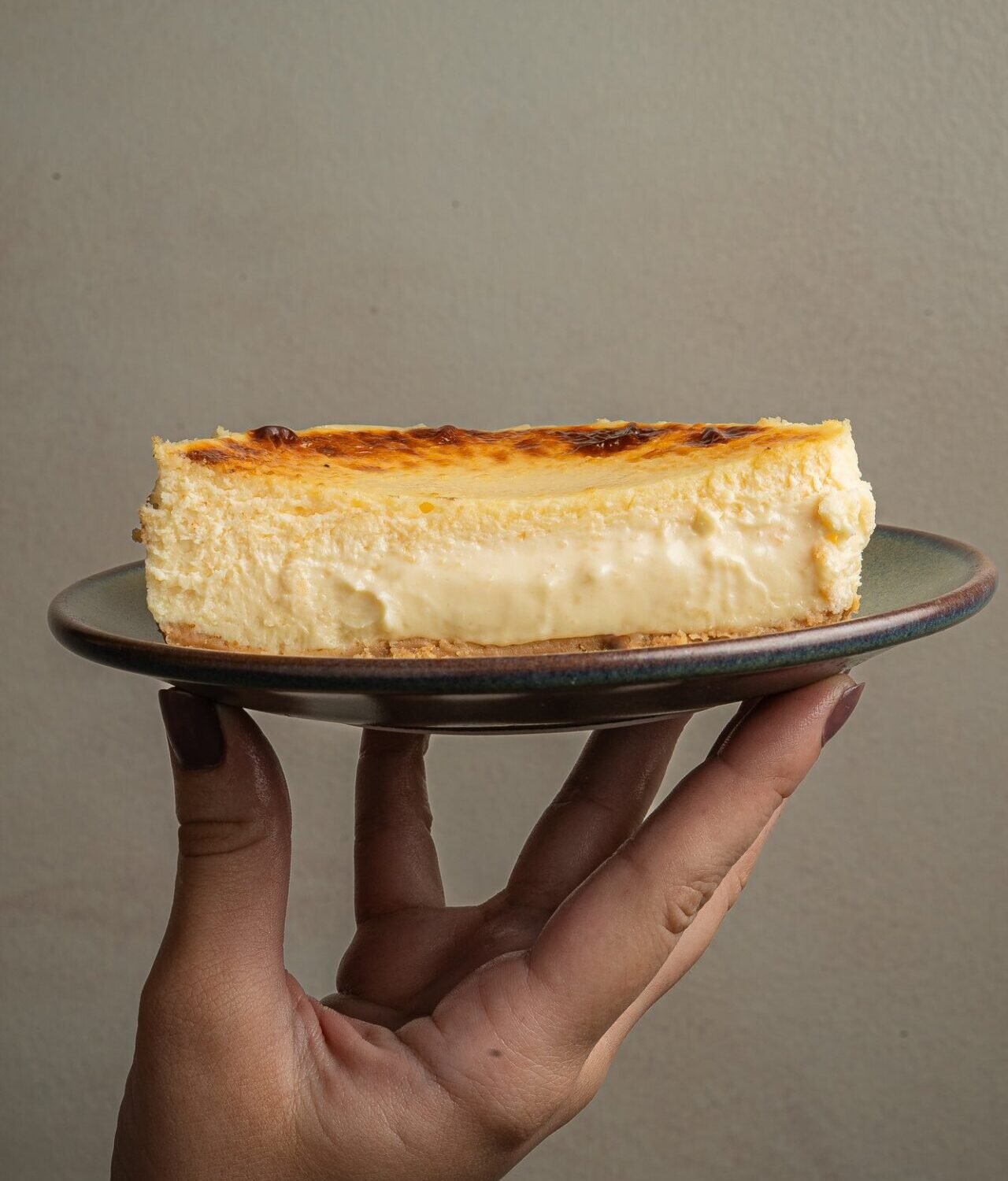 Tarta vasca clásica de La Vasquita en un plato