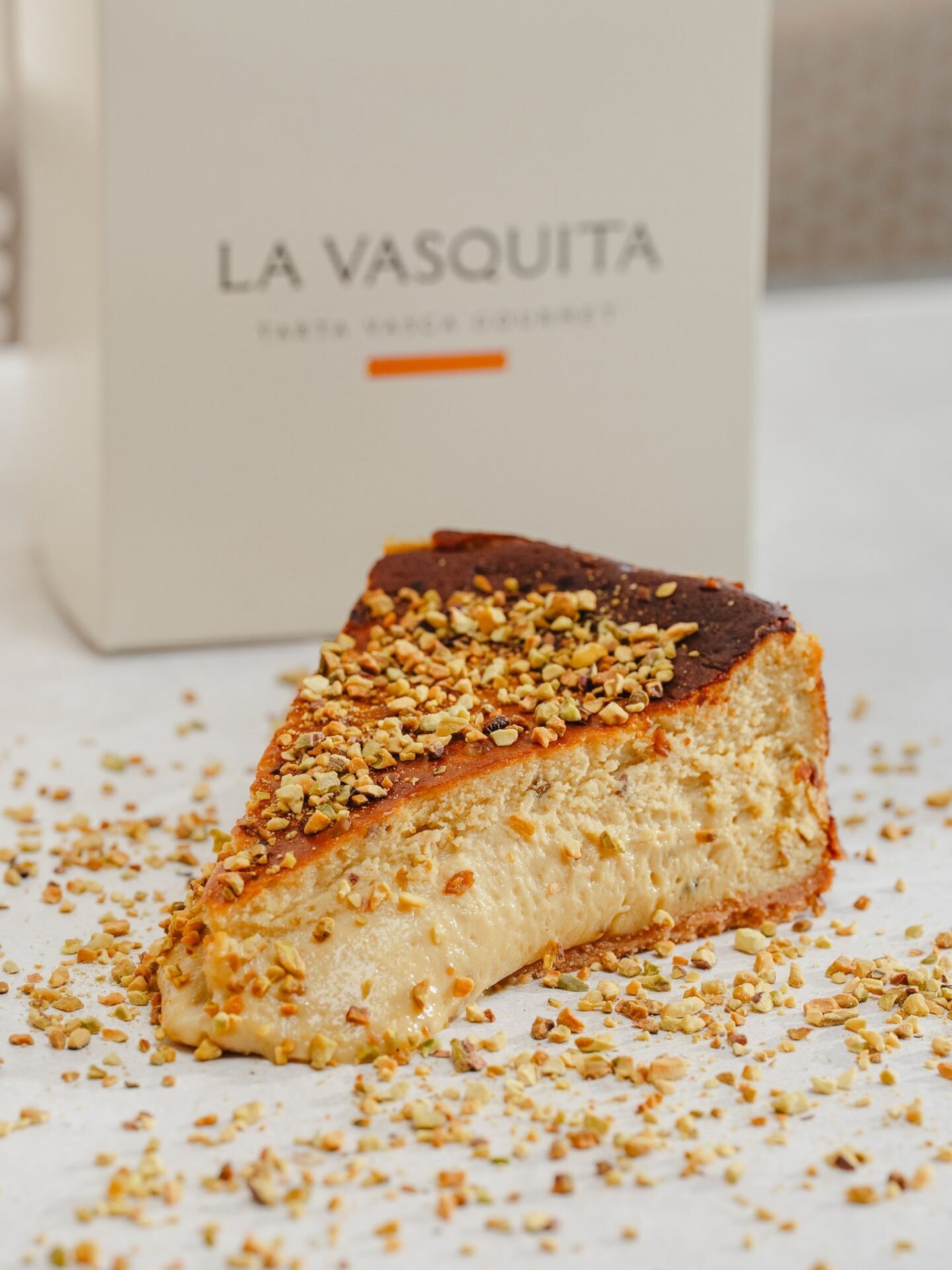 Tarta vasca de pistacho con la caja de La Vasquita
