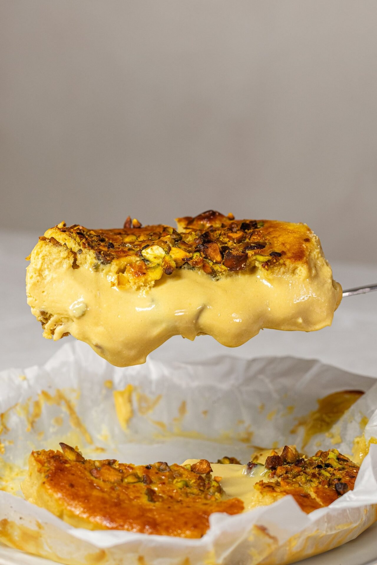 Porción cremosa de tarta vasca de pistacho